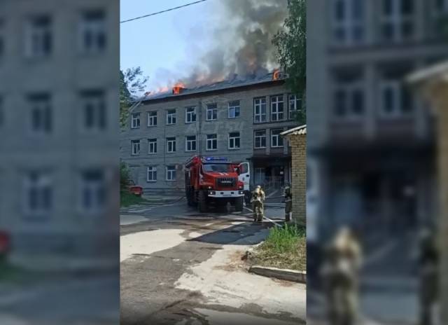 В новосибирском Академгородке горит здание Центральной клинической больницы