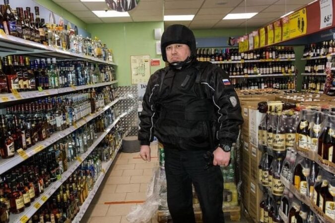 Мужчина разбил бутылку пива в магазине и напал на продавца в Новосибирске