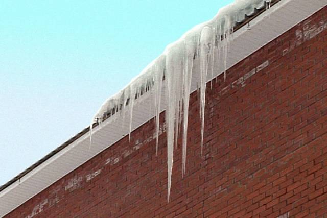 Отделалась штрафом: в Новосибирске суд прекратил уголовное дело за падение ледяной глыбы на мальчика