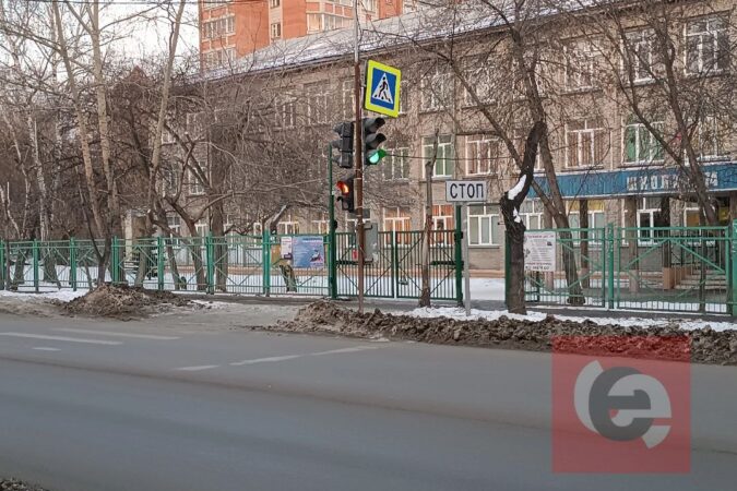 Вырванный светофор около школы в Новосибирске вернули на место