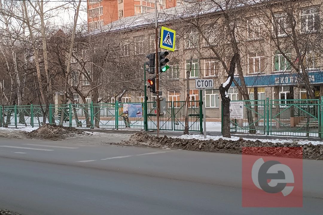 Вырванный светофор около школы в Новосибирске вернули на место