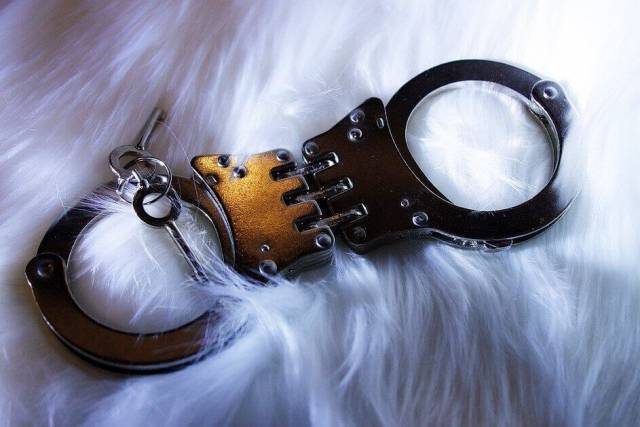 В Новосибирске спасатели освободили от наручников 14-летнего подростка