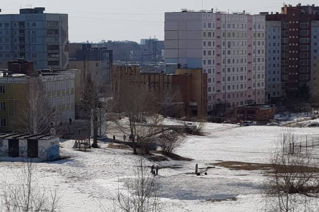 В мэрии Новосибирска прокомментировали провал ребенка в яму с водой на территории школы №207