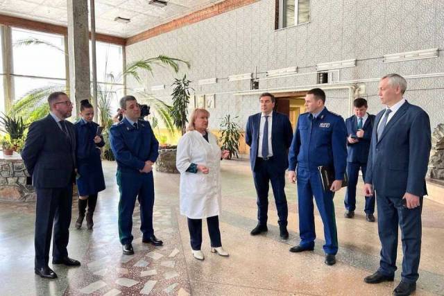 В Новосибирске замгенпрокурора Дмитрий Демешин проверил ход проведения капремонта в госпитале ветеранов войн