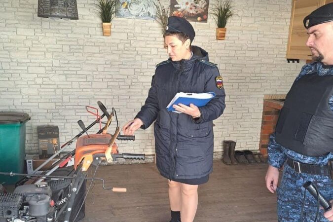 В Новосибирской области женщина погасила крупный долг после ареста имущества