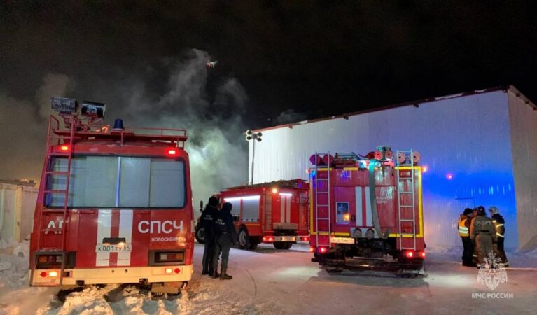 В Новосибирске произошел масштабный пожар на складе полиграфии на улице 2-я Станционная
