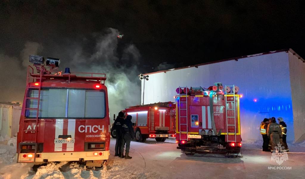 В Новосибирске произошел масштабный пожар на складе полиграфии на улице 2-я Станционная