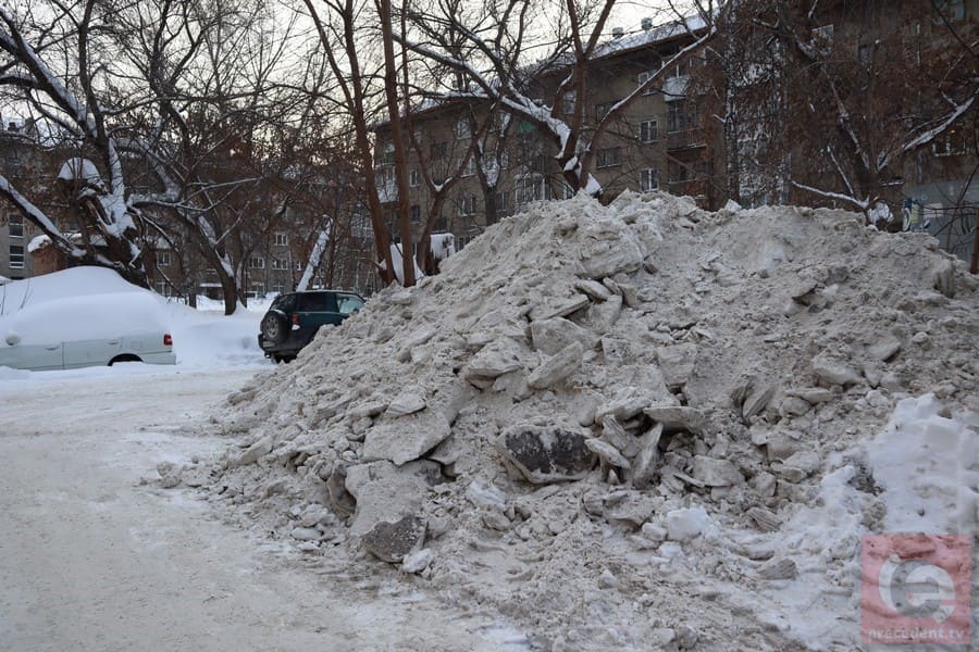 В Новосибирске прокуратура начала проверку после падения двух мужчин с крыши в ходе чистки кровли от снега