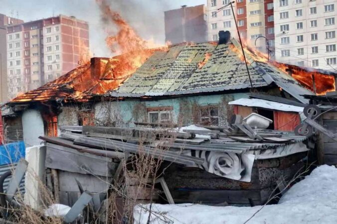 В Новосибирске сгорел частный дом на Вилюйской: неравнодушные жители спасли собаку