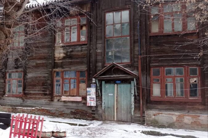 Жители новосибирского барака рискуют сгореть заживо