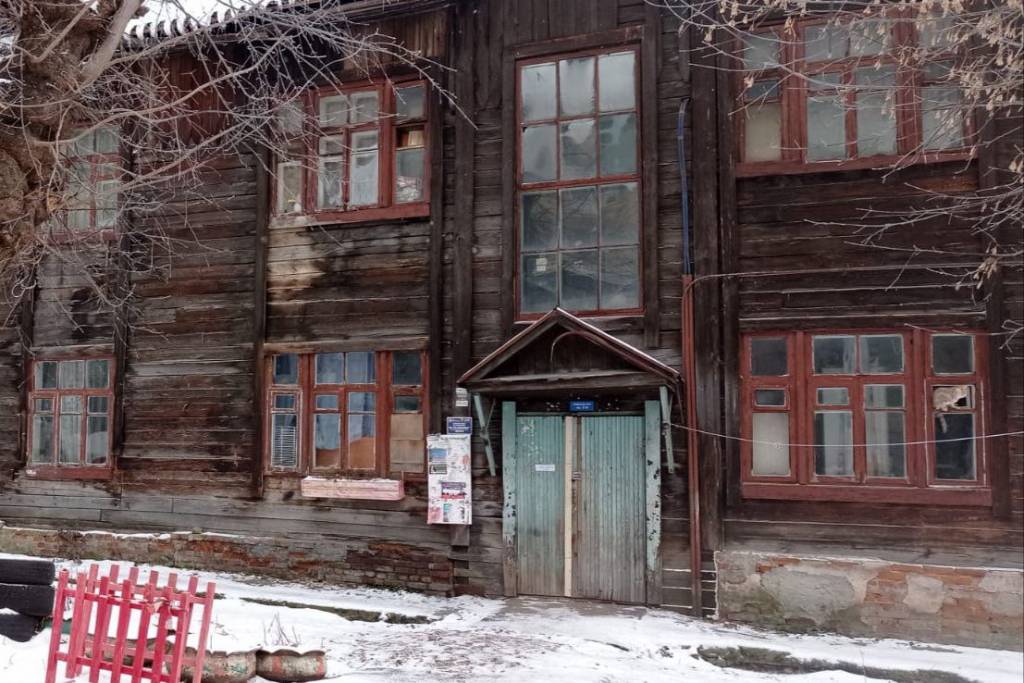 Жители новосибирского барака рискуют сгореть заживо