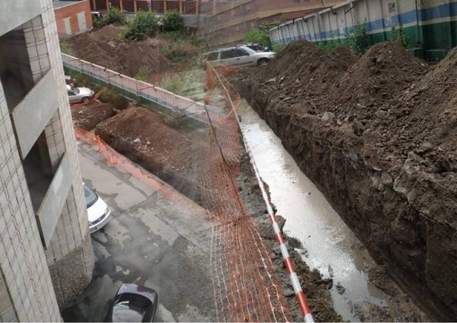 «Это жесть»: жителей улицы Федоссева возмутила стройка в 10 метрах  от дома