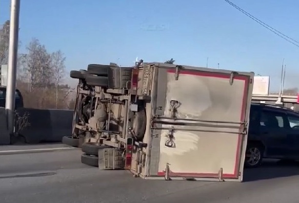 Грузовик упал на бок в тройном ДТП в Новосибирске