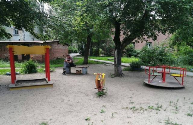 В Новосибирске после вмешательства прокуратуры отремонтировали детскую площадку