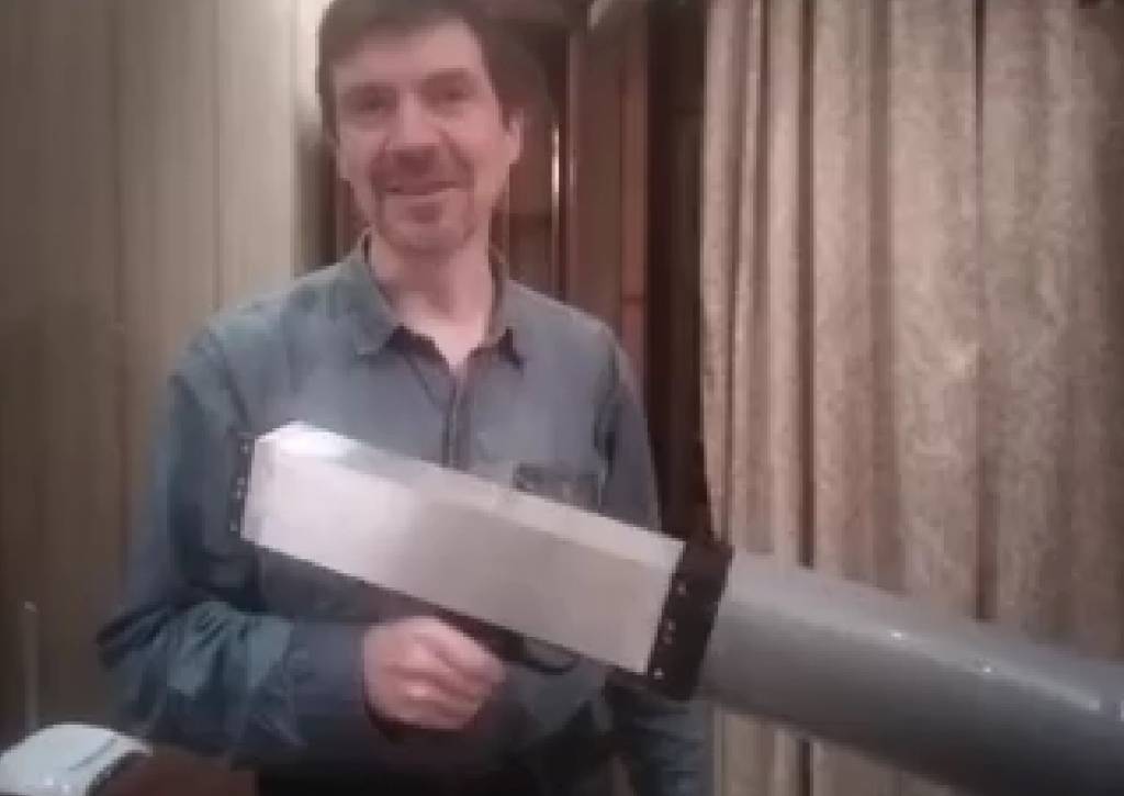 Новосибирский депутат Антонов показал самодельное ружье против дронов в зоне СВО