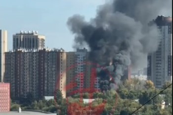 В Новосибирске горит частный дом