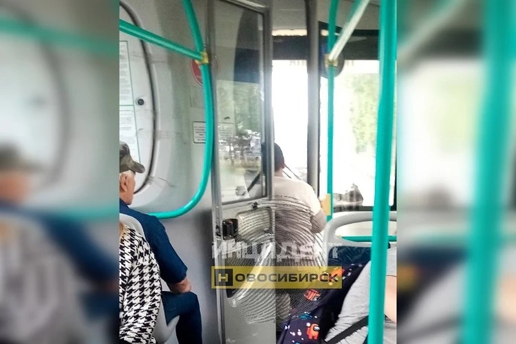 В Новосибирске водитель-мигрант пустил за руль автобуса №64 своего знакомого