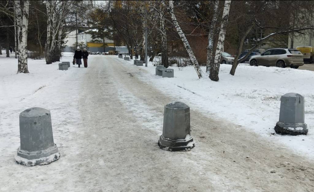 В Нарымском сквере Новосибирска перекрыли въезд на стихийную парковку