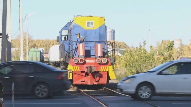 Жители Новосибирска устали от пробок на ж/д переезде в час пик