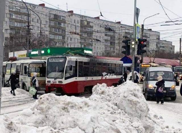 В Новосибирске на ходу задымился трамвай