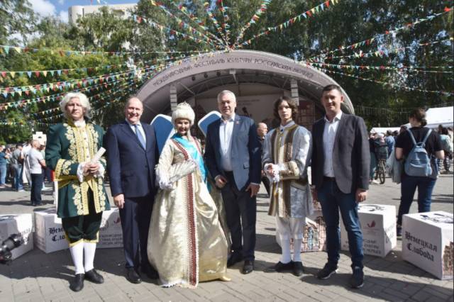 Губернатор Травников принял участие в национальном празднике сибирских немцев