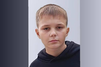 Школьник с родинкой на лбу пропал в Новосибирске