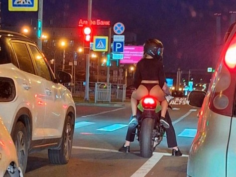 Байкер прокатил красотку в стрингах по вечернему Новосибирску