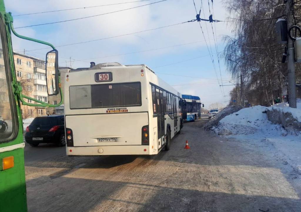 В Новосибирске 9-летний ребенок выпал из пассажирского автобуса на ходу