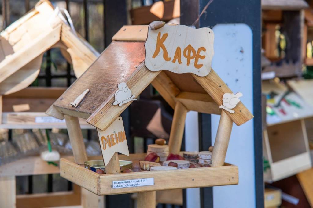 В Новосибирском зоопарке выставили 275 детских кормушек