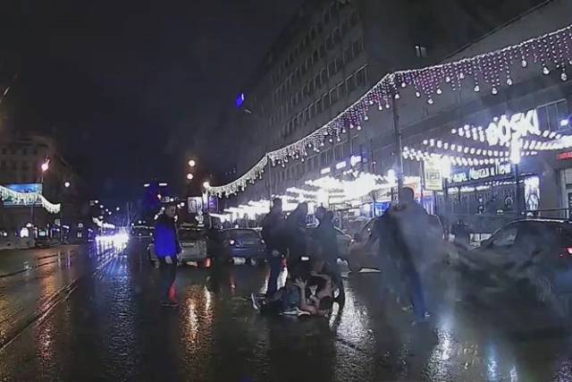 В Новосибирске двое мужчин подрались на проезжей части возле стриптиз-клуба