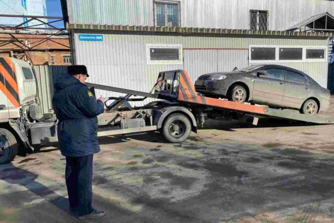 В Новосибирске у мужчины арестовали иномарку из-за долга в 265 тысяч рублей