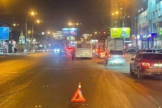 В Новосибирске автобус сбил пожилую женщину: сибирячка скончалась