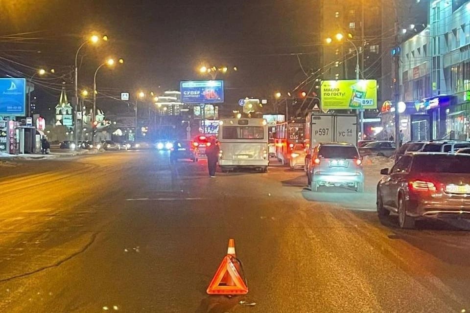 В Новосибирске автобус сбил пожилую женщину: сибирячка скончалась