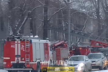 Дом горит на улице Мира в Новосибирске