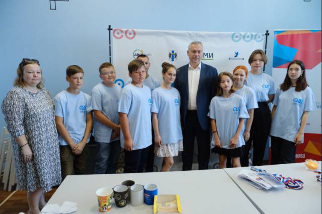 Губернатор Травников определил задачи молодежных центров в регионе