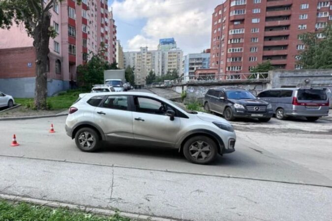 В Новосибирске внедорожник сбил 10-летнего ребёнка на самокате