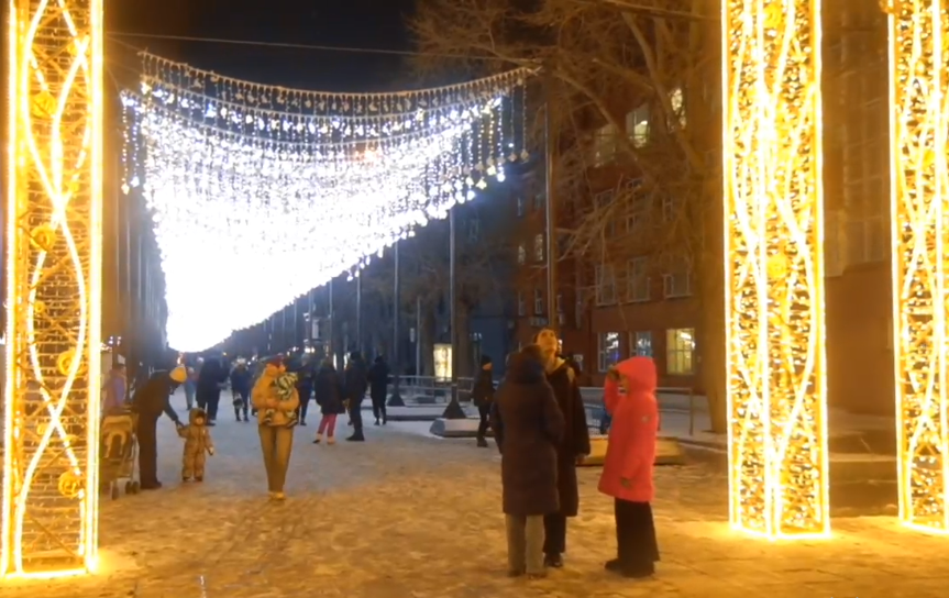 В Новосибирске зажгли новогодние гирлянды на улице Ленина