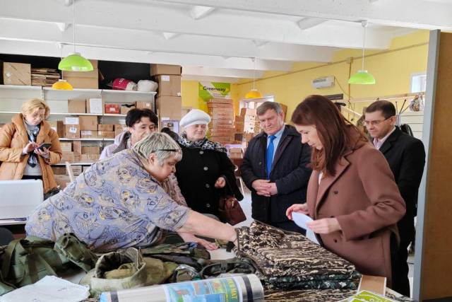 Швейную машину и оверлок помогли купить волонтерам депутаты Заксобрания НСО