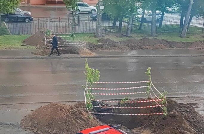 Жители Новосибирска пожаловались на неогороженные ямы на Кубовой