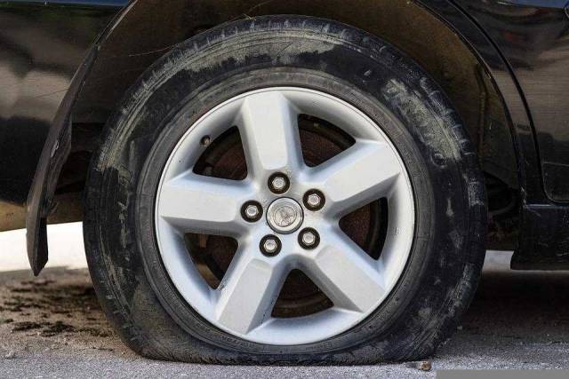 В Новосибирске суд взыскал с управляющей компании 175 тысяч рублей за испорченный Mercedes