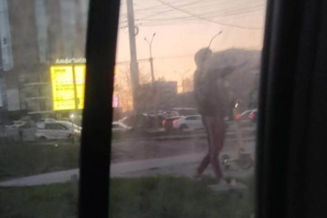 В Новосибирске парень на самокате решил напугать автомобилиста пистолетом