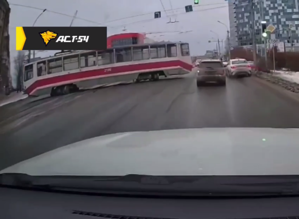 В Новосибирске трамвай сошел с рельсов у «Сан Сити»