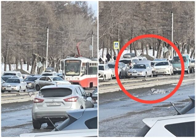 В Новосибирске иномарка застряла на трамвайных путях и врезалась в другой автомобиль
