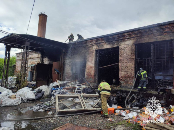 Увеличилось число погибших при пожаре на складе в Оби