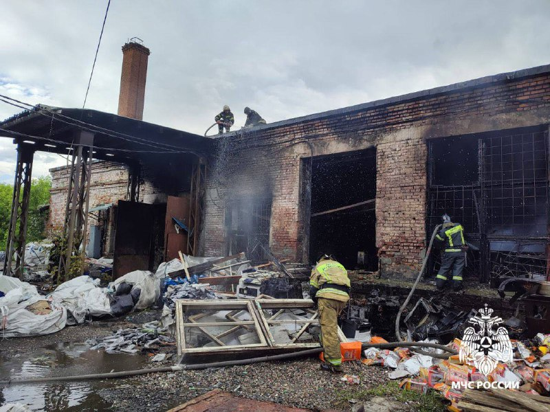 Увеличилось число погибших при пожаре на складе в Оби