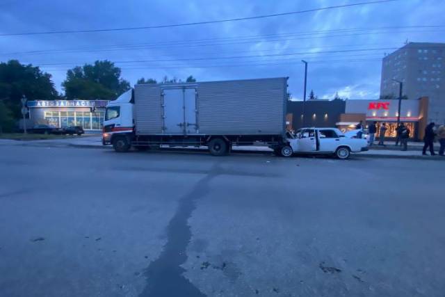 В Новосибирске молодые люди на ВАЗе протаранили грузовик