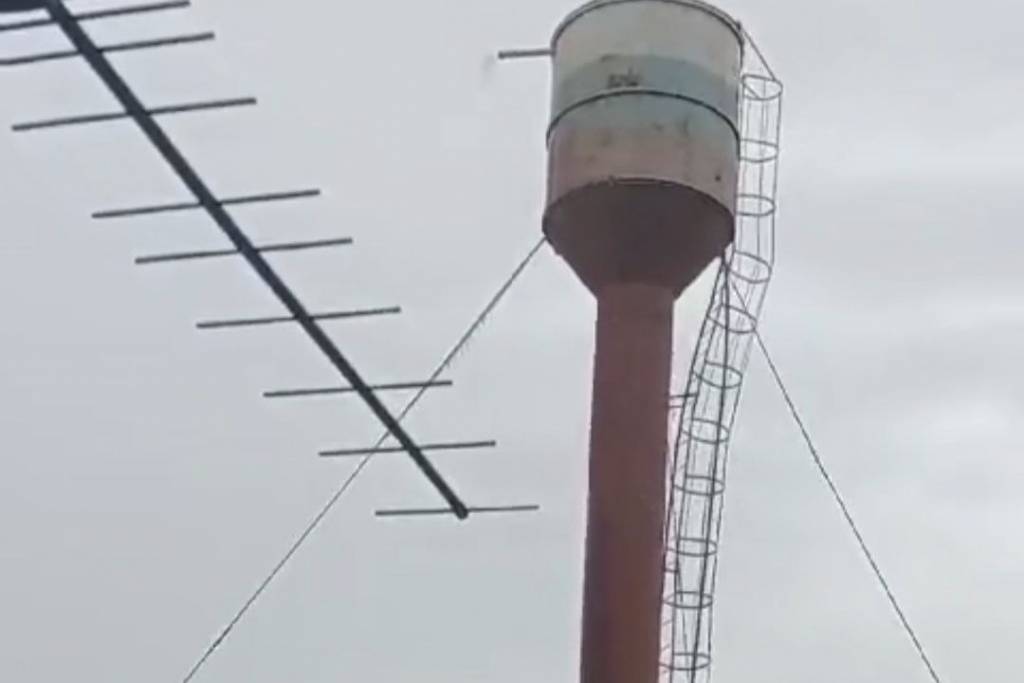 Водонапорная башня заливает дома в новосибирском селе