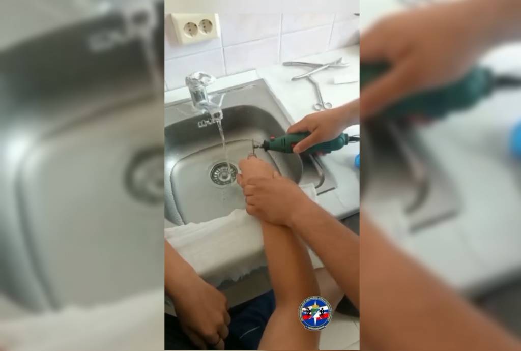 В Новосибирске спасатели разрезали кольцо