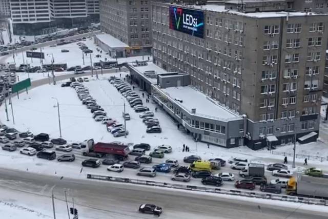Новосибирск встал в пробках в выходной день из-за непогоды