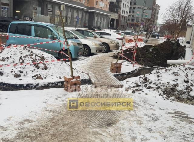 Новосибирцы пожаловались на траншеи на тротуаре на улице Семьи Шамшиных